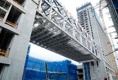 โครงสร้างเหล็กสำเร็จรูปแบบกำหนดเองสะพานทางเดินเหล็กไฟ ISO9001
