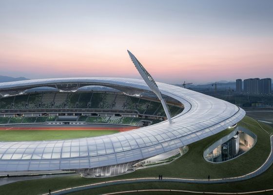 สนามกีฬาโครงสร้างเหล็กชุบสังกะสีน้ำหนักเบาโรงยิมสำเร็จรูปอาคารเหล็ก