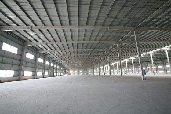 โครงสร้างโลหะ Prefabricated โรงงานโครงสร้างเหล็ก พร้อมโครงสร้างประตูและการปิด