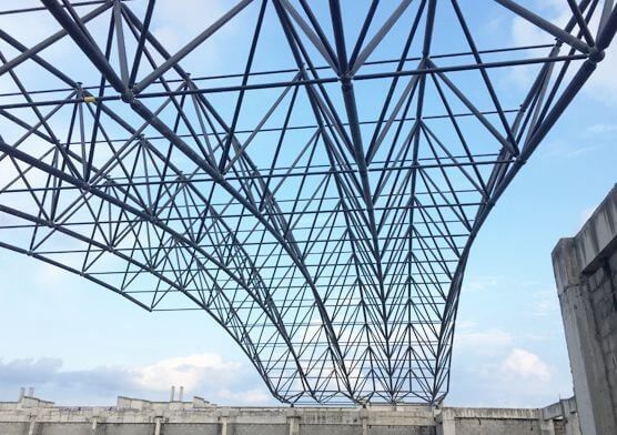 โกดังโครงสร้างเหล็ก Prefab สําหรับอาคารพาณิชย์และการเกษตร