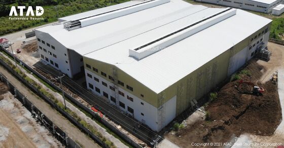 อาคารสํานักงานขนาดใหญ่ที่มีโครงสร้างสแตนเลสเรียงพร้อมหลังคาและพื้นฐานคอนกรีต