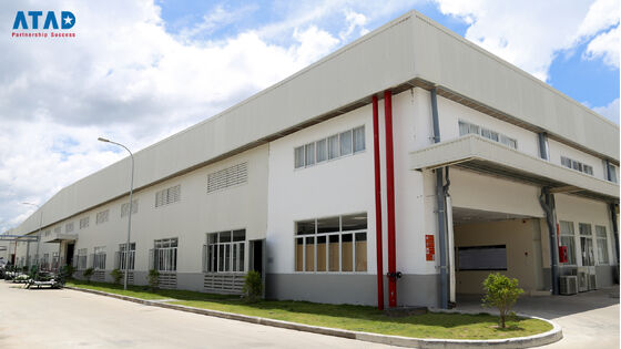 อาคารสํานักงานขนาดใหญ่ที่มีโครงสร้างสแตนเลสเรียงพร้อมหลังคาและพื้นฐานคอนกรีต